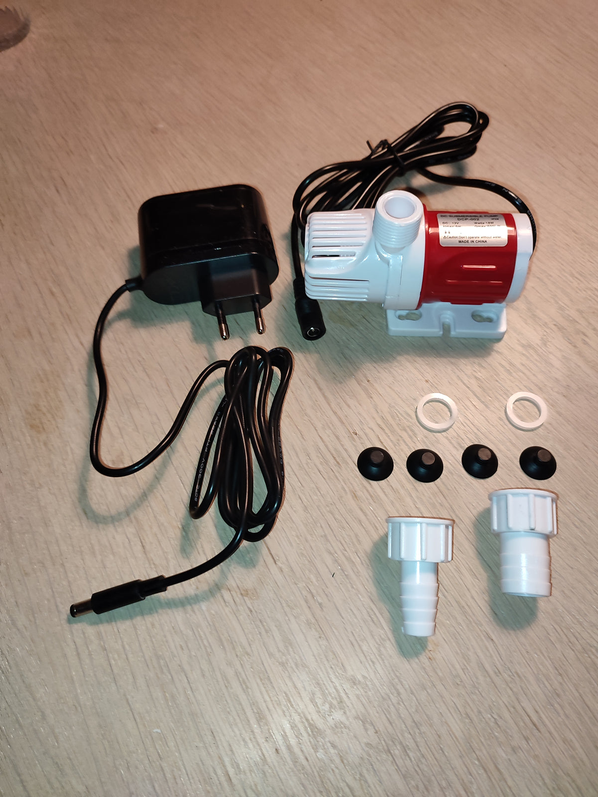 Nedsenkbar vannpumpe for hydroponisk dyrking.