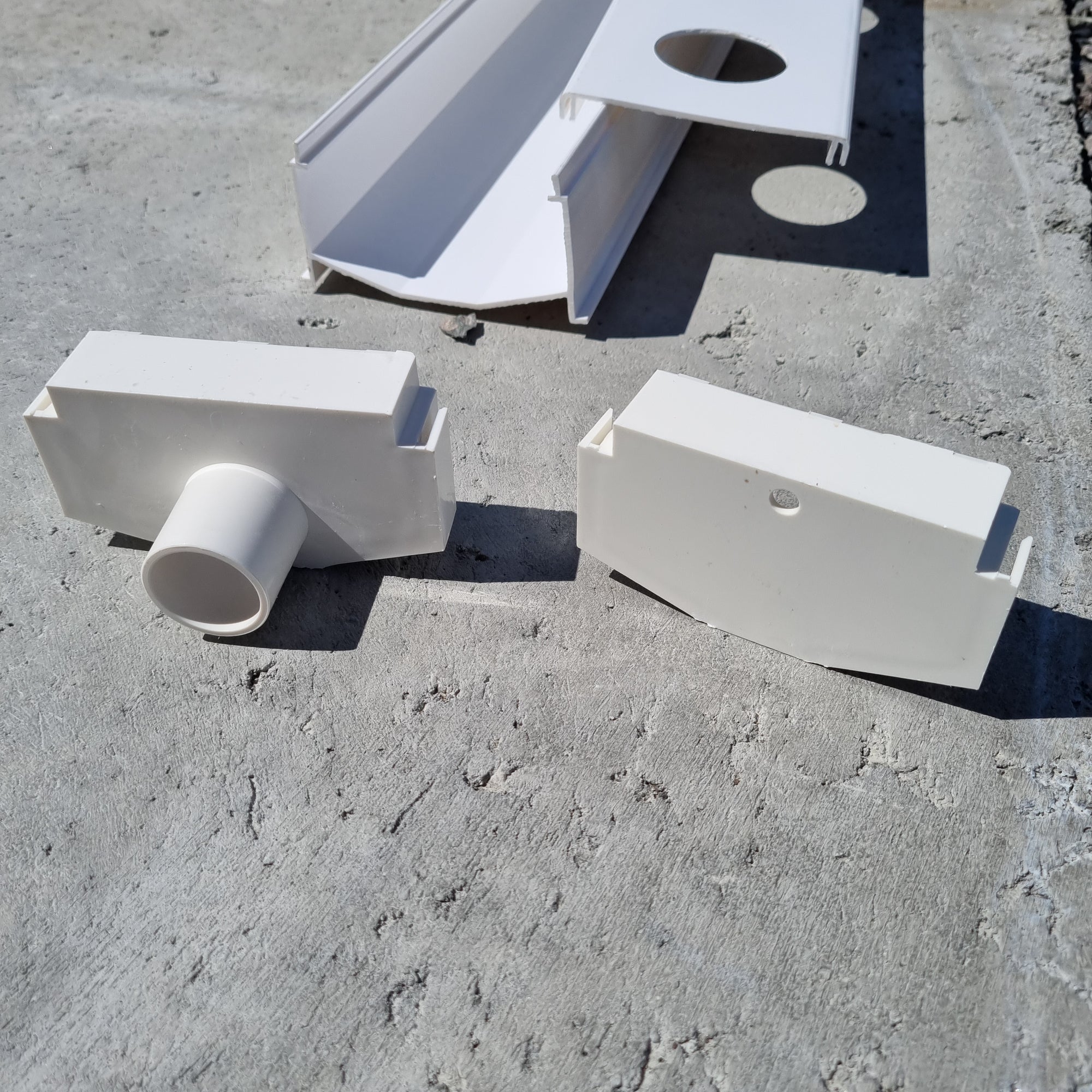Kanaler for hydroponisk dyrking (hydroponic channel). 5cm diameter på hull.
