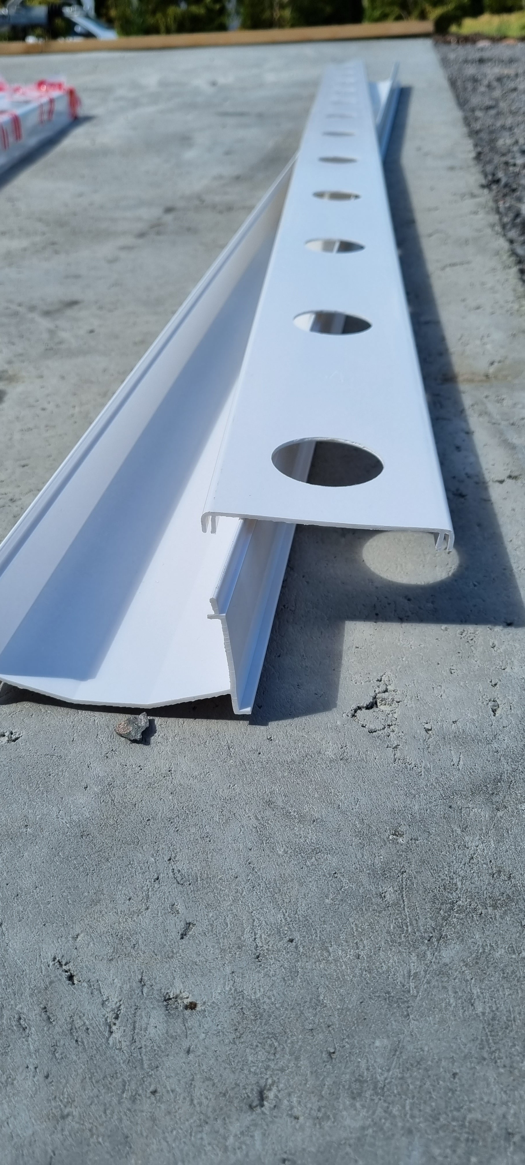 Kanaler for hydroponisk dyrking (hydroponic channel). 5cm diameter på hull.